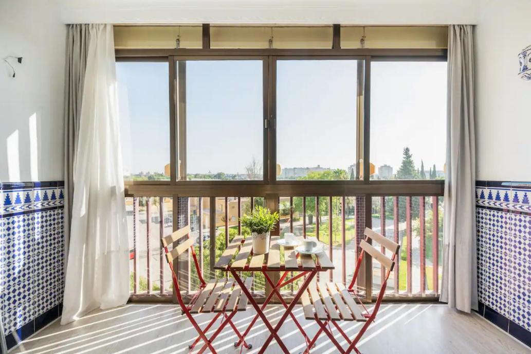 Apartamento Amplio Con 4 Habitaciones Y 2 Banos - Great Apartment With 4 Rooms - 2 Baths 세비야 외부 사진
