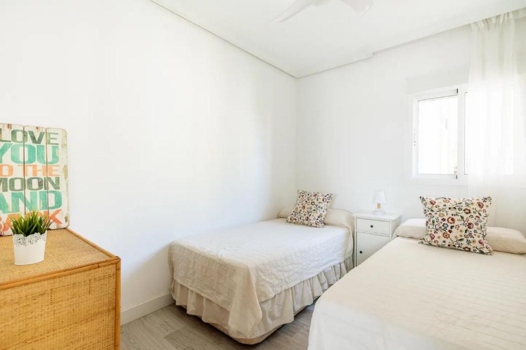 Apartamento Amplio Con 4 Habitaciones Y 2 Banos - Great Apartment With 4 Rooms - 2 Baths 세비야 외부 사진